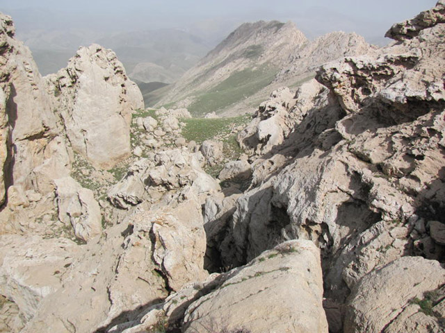 غارهاي طبيعي روستاي ورگبار